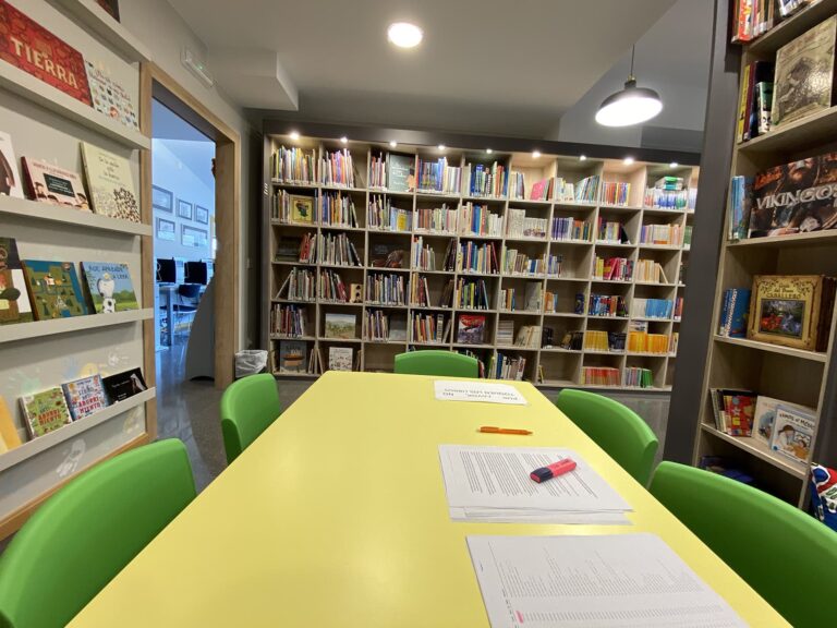 Biblioteca Cadrete